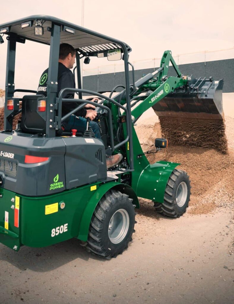 ECO Loader 850E elektrisk minilæsser i arbejde med jord og materialer
